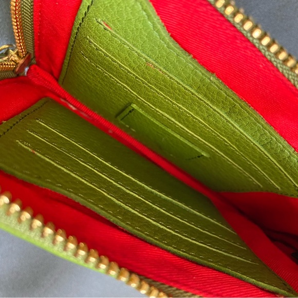 Dooney and Bourke wristlet green leather. - Picture 2 of 3